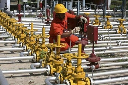 An engineer of Oil and Natural Gas Corp (ONGC) works inside the Kalol oil field in Gujarat September 12, 2009. REUTERS/Amit Dave/Files