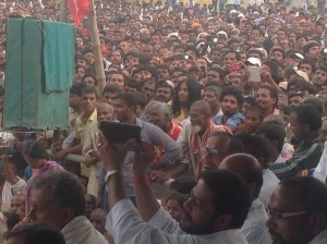 The Lalu Prasad Yadav rally is a performance, complete with a warm-up musician.