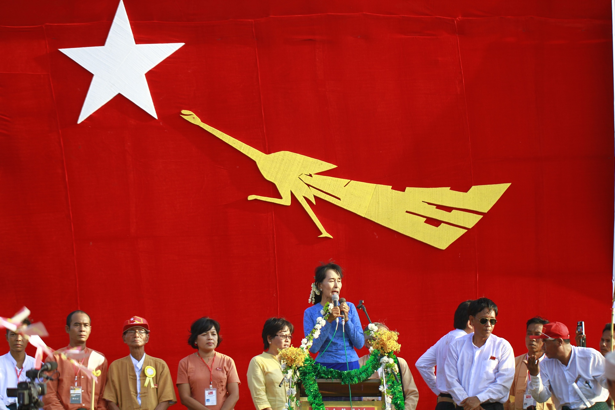 Suu-kyi-gives-speech-in-khawmu