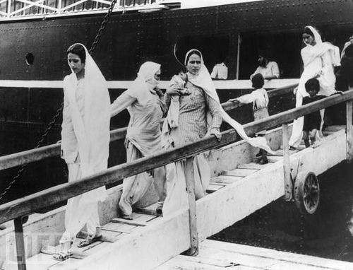 Sindhi and Sikh women disembarking a ship at Bombay port