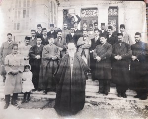 Guardian of the Faith, Abdul Baha (centre), surrounded by Indian and local Baha’is on the steps of his home in Bahji, near Haifa. The little girl in the photo is Shirin Mahabat. Photo credit: Ruhi Nooreyezdan