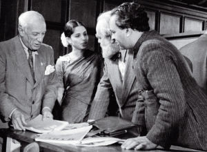 Marg’s co-founders Mulk Raj Anand (extreme right) and Minnette de Silva (centre), Pablo Picasso (extreme left) and American sculptor Jo Davidson, with copies of Marg’s early issues at the World Congress of Intellectuals in Defence of Peace in Wroclaw, Poland, 1948. Source: PAP via Wikimedia Commons.