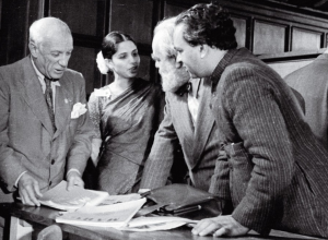  Marg’s co-founders Mulk Raj Anand (extreme right) and Minnette de Silva (centre), Pablo Picasso (extreme left) and American sculptor Jo Davidson, with copies of Marg’s early issues at the World Congress of Intellectuals in Defence of Peace in  Wroclaw, Poland, 1948. Source: PAP via Wikimedia Commons.